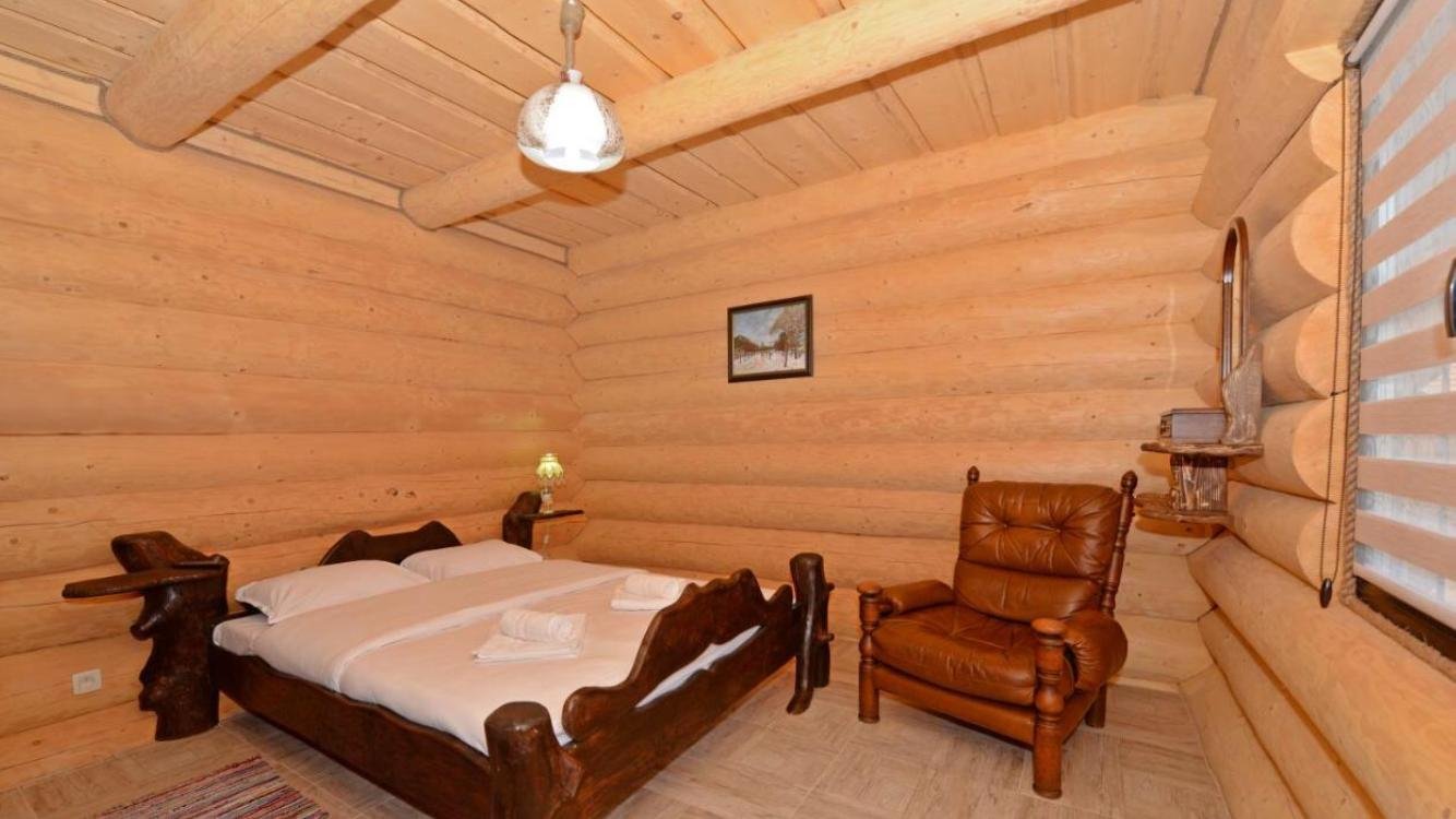 Dormitor cu pat matrimonial